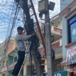 मेलम्ची बजारमा प्रयोगविहीन पोलहरू हटाउँदै, इन्टरनेट सेवा प्रदायकद्वारा तार व्यवस्थापन सुरु