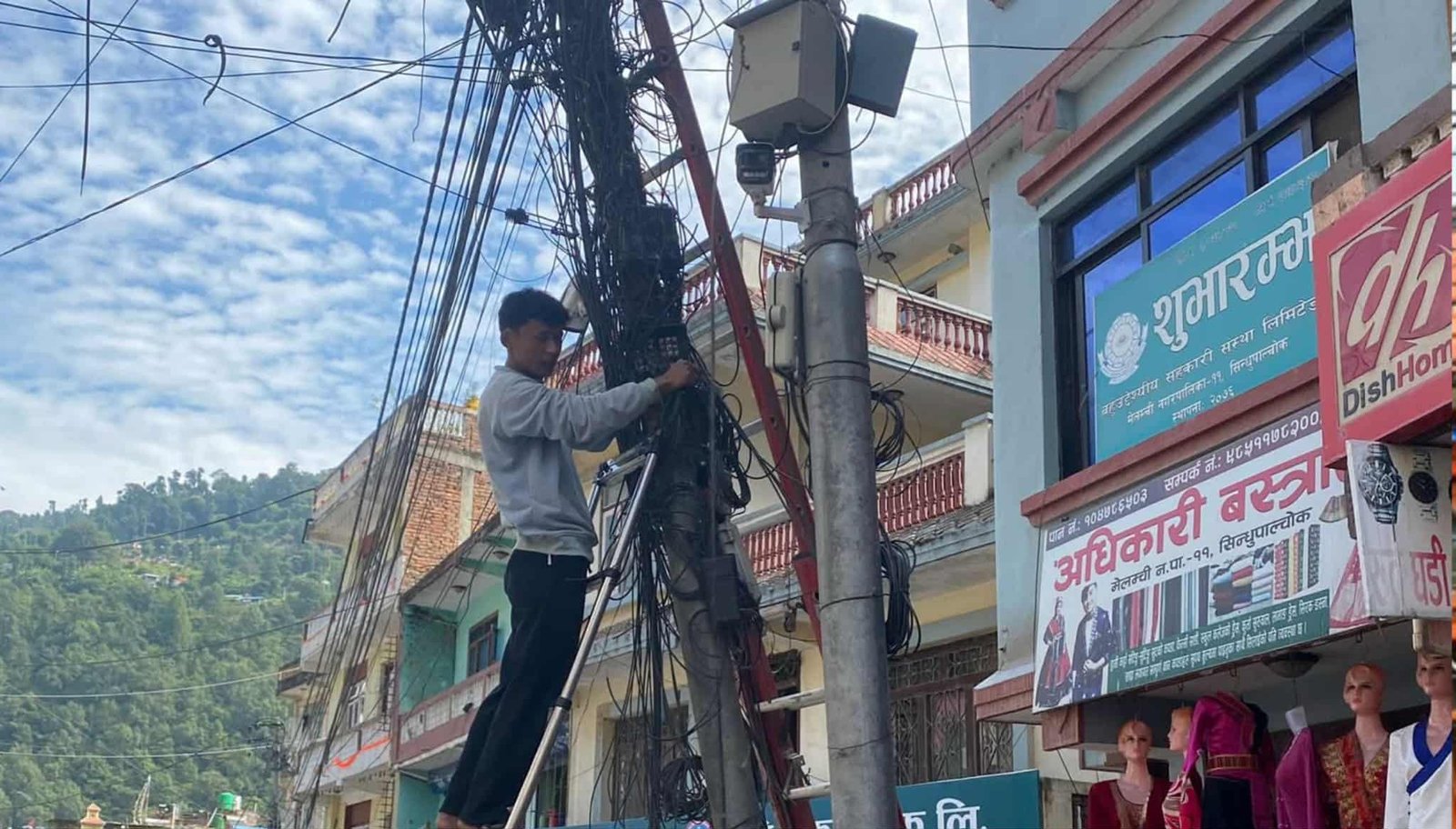 मेलम्ची बजारमा प्रयोगविहीन पोलहरू हटाउँदै, इन्टरनेट सेवा प्रदायकद्वारा तार व्यवस्थापन सुरु मेलम्ची बजारमा प्रयोगविहीन पोलहरू हटाउँदै, इन्टरनेट सेवा प्रदायकद्वारा तार व्यवस्थापन सुरु