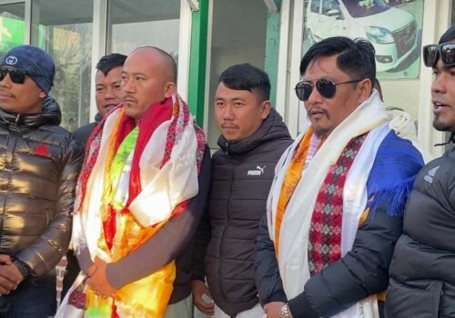 प्रवासी नेपाली अभियानका अगुवा मनोज श्रेष्ठ र सविन योञ्जन नेपाल आगमन, विमानस्थलमा सम्मान